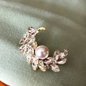 VINTAGE CRYSTAL AND PEARL PIN